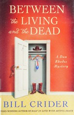 Between the living and the dead / Bill Crider.